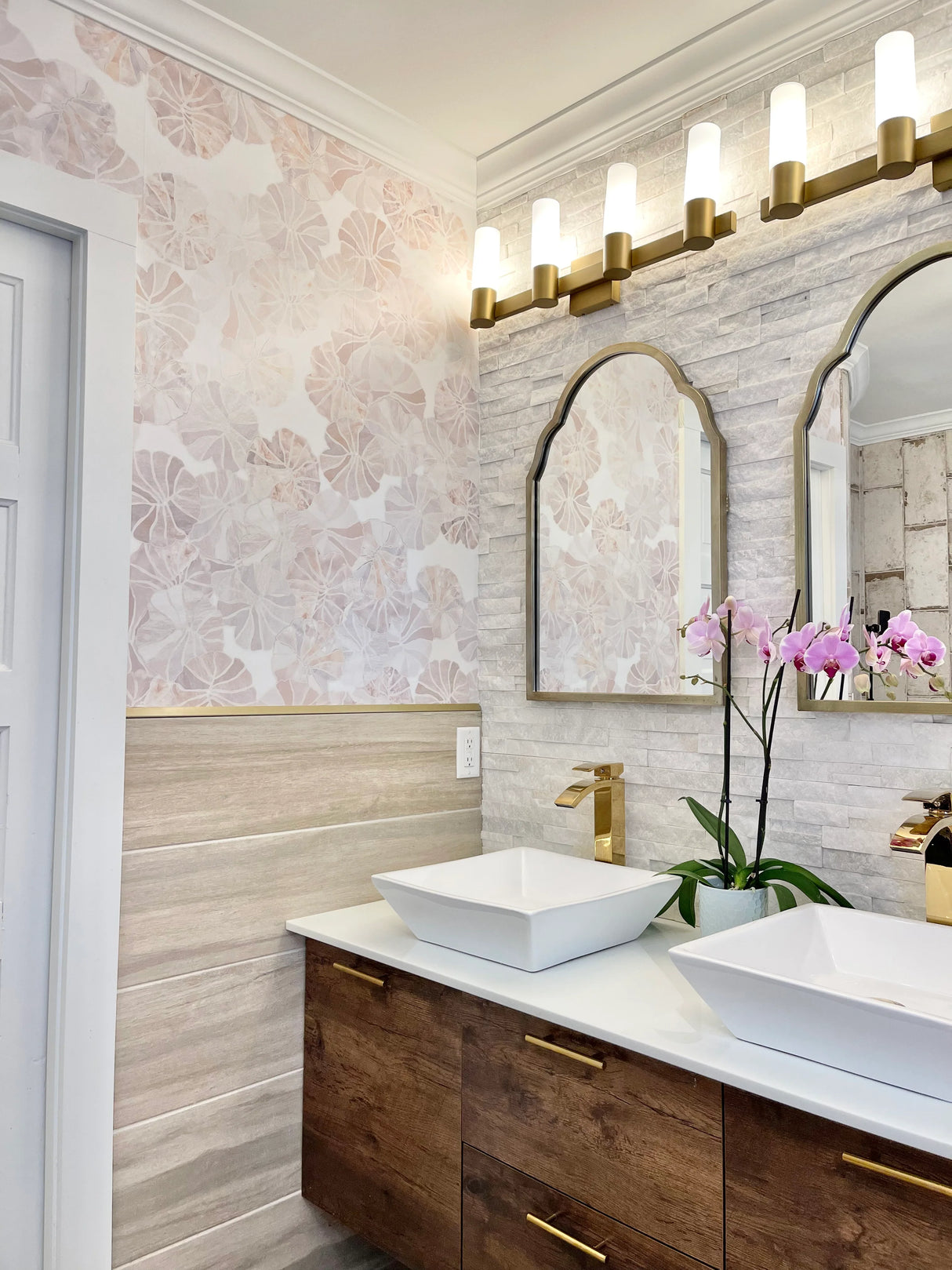 Large-scale decorative wallpaper feature wall